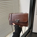 Sac bandoulière vintage marron avec texture crocodile et bandoulière en chaîne - Marron