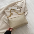 Borsa a cuscino intrecciata beige con catena dorata per un look a spalla elegante - Cachi