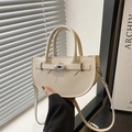 Bolso medialuna beige chic en cuero sintético con cierre giratorio plateado y bandolera - Blanco