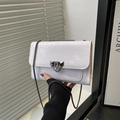 Sac bandoulière blanc motif crocodile avec chaîne métallique et fermoir épuré - Blanc