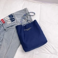 Borsa tote in tela blu navy con manici di perline colorate e logo dorato - Blu