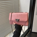 Sac à bandoulière rose motif crocodile avec chaîne en métal et détails de rivets - Rose