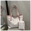 Dettaglio della borsa tote bianca con stampe a fiocchi rosa e pochette coordinata - Bianco