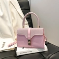 Elegante borsa a tracolla rosa con strass argentati lucidi e chiusura girevole - Rosa