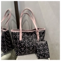 Dettaglio della borsa shopper nera con fiocchi rosa e piccola pochette coordinata - Nero
