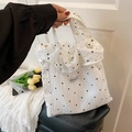 Weiße Falten-Tragetasche mit schwarzen Blumenmuster und Mode-Label im Lifestyle-Look - Weiß