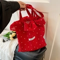 Rote Stoff-Tragetasche mit Blumenmuster, Rüschensaum und Fashion Bag Etikett - Rot