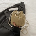 Strohtasche in Beutelform mit V-Webmuster und weißem Baumwollseil für den Sommer - Khaki