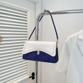 Sac bandoulière à paillettes bleues avec rabat en cuir blanc et boucle dorée sur cintre - Bleu