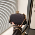 Elegante pochette nera testurizzata con chiusura dorata con cristalli e catenina - Nero