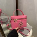Sac à main rétro rose vif avec logo M doré sur tabouret blanc dans un décor élégant - rose vif