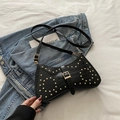 Zwarte baguette tas met krokodillenmotief, gouden studs en metalen gesp detail - Zwart