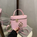 Petit sac boîte rose vintage avec logo M doré, bandoulière et cuir synthétique lisse - Rose
