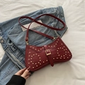 Donkerrode baguette tas met krokodillenprint en gouden studs in hartvorm - Rood