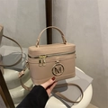 Sac à main carré vintage beige avec logo M doré et fermeture à glissière double - Kaki