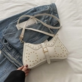 Witte baguette tas met krokodillenpatroon en gouden klinknagels op denim achtergrond - Wit