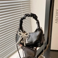 Bolso hobo creciente negro con lazo de perlas y asa rizada sostenido con la mano - Con Colgante / Negro