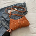 Oranje baguette tas met krokodillenprint, gouden noppen en lederen schouderriem - Oranje