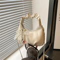 Elegante bolso de media luna crema con asa plisada y colgante de perlas y lazo - Con Colgante / Blanco
