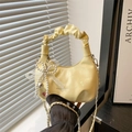 Bolso medialuna amarillo pálido con asa plisada y colgante de lazo de perlas - Con Colgante / Amarillo