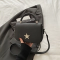 Borsa a sella in pelle intrecciata nera con fibbia a stella di strass lucidi - Nero