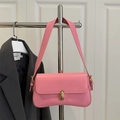 Rosafarbene Schultertasche aus Leder mit gebogenem Boden und goldener Schließe - Rosa