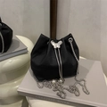Schwarze Kordelzug-Beuteltasche mit Krokodilmuster, Silber-Schmetterling und Perlen - Schwarz