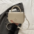 Borsa a sella beige intrecciata con stella scintillante e tracolla versatile - Bianco