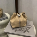 Elegante cremeweiße Beuteltasche mit Krokostruktur und silberner Schmetterlingsschnalle - Khaki