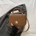 Borsa a sella marrone con emblema a stella di strass e tracolla removibile - Marrone
