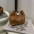 Braune Beuteltasche mit Krokoprägung, Perlen-Kordelzug und silberner Schmetterlingsschnalle - Braun