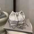 Weiße Eimertasche mit Krokodilprägung, silbernem Schmetterling und Perlenkette - Weiß