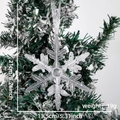 Glitzernde 21cm Acryl Schneeflocke als Weihnachtsbaumschmuck mit silbernem Band - Kristallschneeflocke Typ A