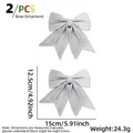 Dettaglio dimensioni di due fiocchi natalizi argento glitterati da 15 cm per 12,5 cm - Argento