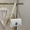 Borsa a tracolla minimalista in pelle opaca bianca con base curva e fibbia dorata - Bianco