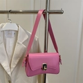 Borsa a spalla rosa acceso in pelle PU con chiusura a scatto a scudo dorata - rosa acceso