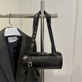 Bolso cilíndrico negro minimalista con acabado brillante y lazo de cuero decorativo - Negro