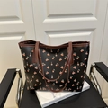 Grande borsa tote nera con motivo a ciliegie e manici in ecopelle marrone scuro opaco - Nero