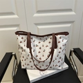 Grande borsa tote in tela bianca con stampa a ciliegie rosse e tracolla in pelle marrone - Bianco