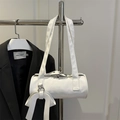Bolso cilíndrico minimalista de cuero blanco con lazo decorativo y anillos plateados - Blanco