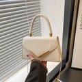 Elegante gebroken witte vierkante handtas met gouden V-accent en ketting schouderriem - Wit