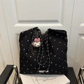 Zwarte canvas tas met bloemenprint, touwhandvatten en een pluche beer accessoire - Met Hanger / Zwart