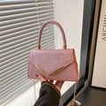 Roze glitter envelop handtas met gouden V-sluiting en ketting schouderriem - Roze