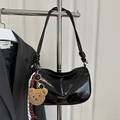 Sac sous l'aisselle en cuir verni noir brillant avec breloque ours et corde tressée - Avec Ornement / Noir