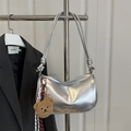 Sac bandoulière argenté minimaliste avec un petit pendentif ours en peluche marron - Avec Ornement / Argenté