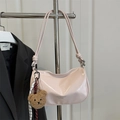 Sac oreiller rose avec bandoulière nouée et breloque ours en peluche pour le quotidien - Avec Ornement / Rose