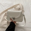 Sac bandoulière blanc chic avec boucle cœur en argent et sangle réglable - Blanc