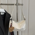 Sac hobo blanc avec pendentif ours et texte imprimé mode sur similicuir brillant - Avec Ornement / Blanc