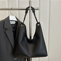 Bolso tote negro minimalista con patrón de lichi y ojales plateados para el diario - Negro
