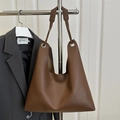 Bolso tote marrón oscuro con textura de grano, ojales plateados y correa ancha - Marrón